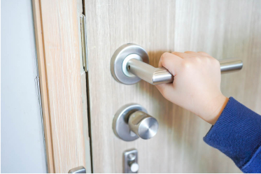 Cerrajero urgente en Castellón abriendo puerta en tiempo récord con profesionalidad