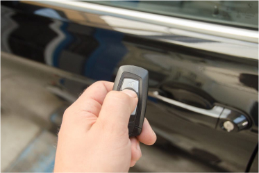 Cerrajero profesional en Castellón y Costa del Azahar realizando apertura de coches sin daños con mando a distancia – servicio urgente 24 horas