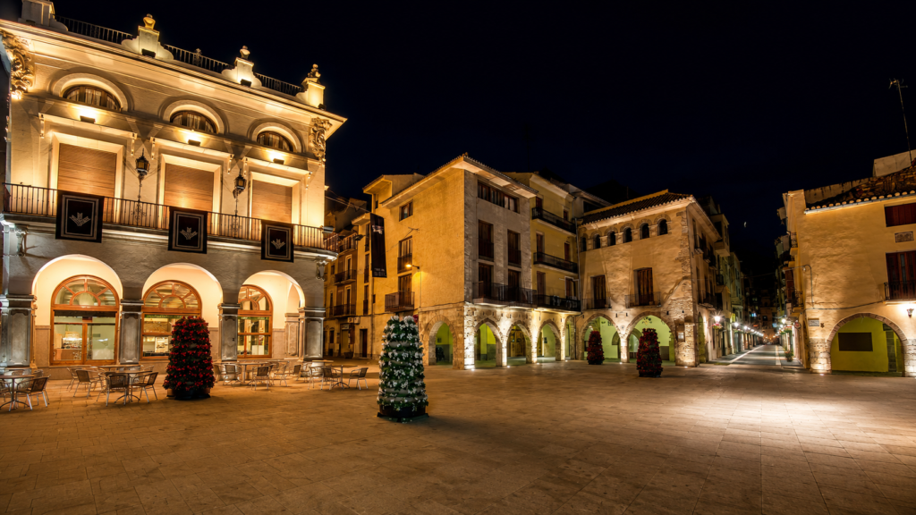 Vista nocturna panorámica de la plaza de la Vila en Vila-real