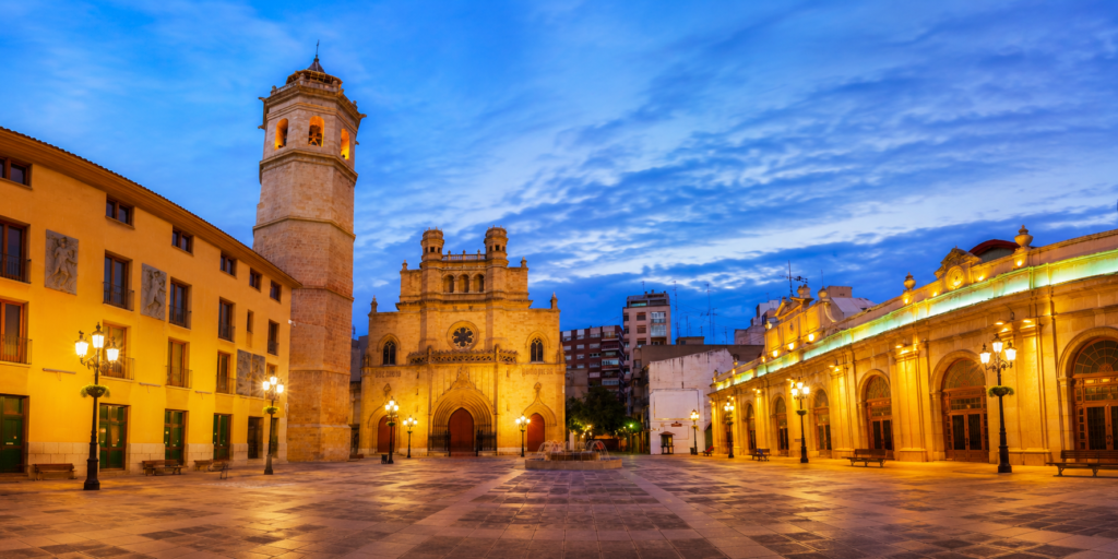 Plaza Mayor de Castellón, ciudad donde Cerrajeros Costa Azahar ofrece servicio de cerrajero en Castellón para viviendas, negocios y comunidades de propietarios.