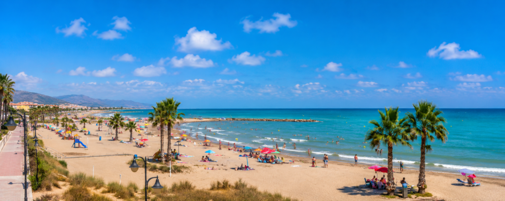 Playa de Chilches/Xilxes, municipio donde Cerrajeros Costa Azahar ofrece servicios de cerrajería para viviendas, apartamentos y negocios.