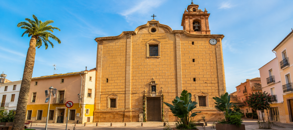 Iglesia de los Santos Juanes de Faura, municipio donde Cerrajeros Costa Azahar ofrece servicios de cerrajería para viviendas, negocios y comunidades.
