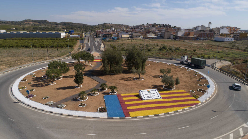 Entrada a La Llosa con la rotonda de bienvenida al municipio