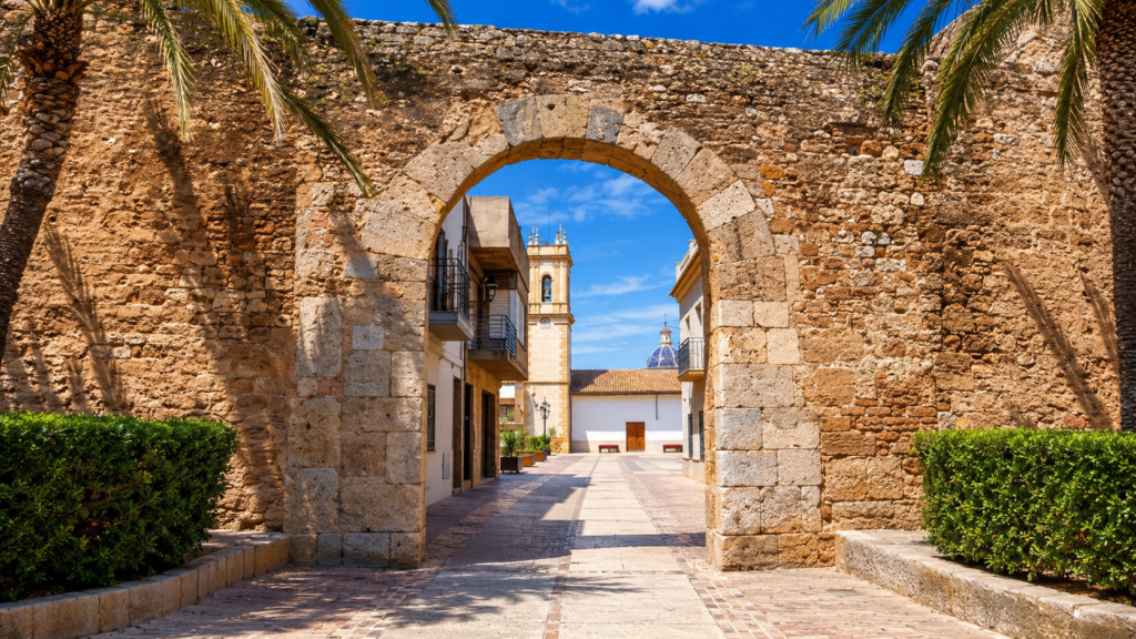 Entrada al recinto amurallado de Mascarell con la iglesia al fondo