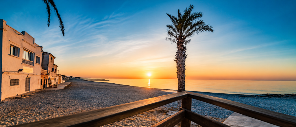 Vista panorámica de la playa de Moncofa al amanecer