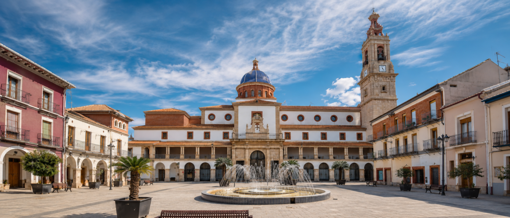 Vista panorámica de la Plaza Mayor de Nules con la iglesia