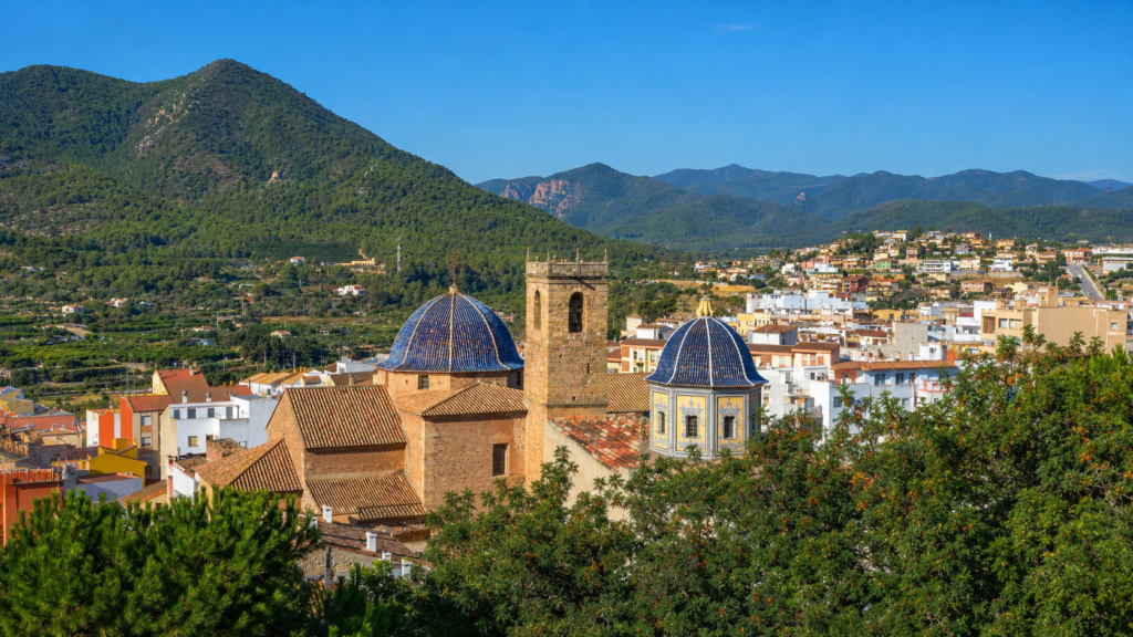 Vista panorámica de Onda con la iglesia y las montañas