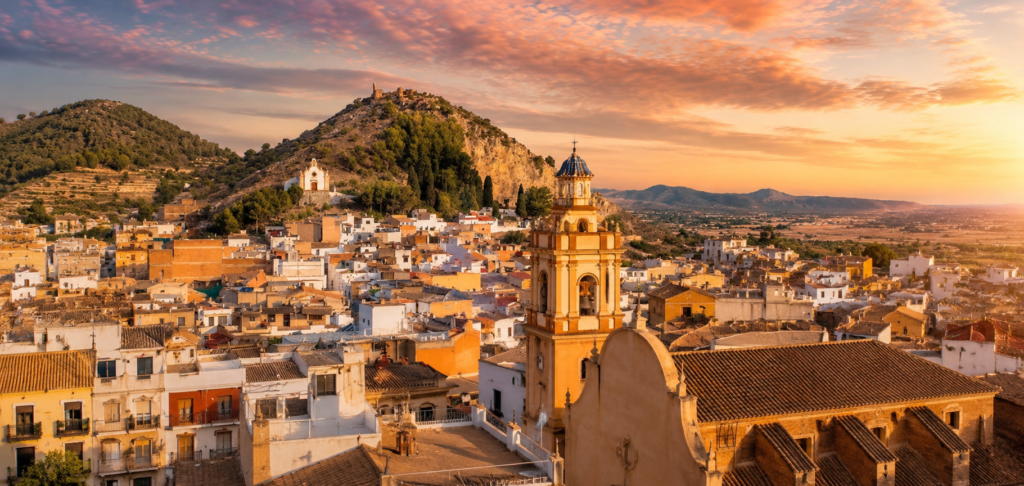 Vista panorámica de La Vilavella con la iglesia y la montaña de Santa Bárbara